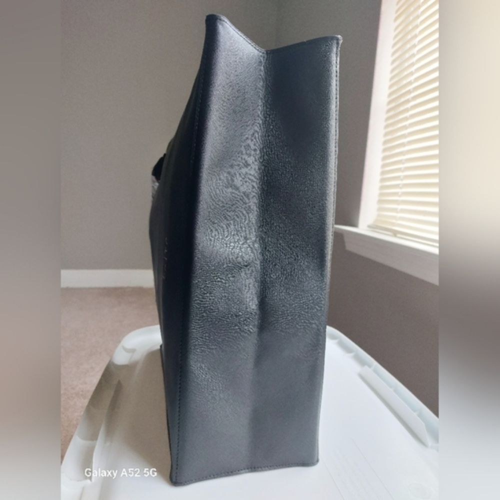 Large Tote - Picture 6 of 10